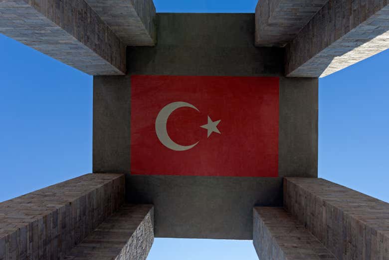 A bandeira turca dentro do Monumento dos Mártires