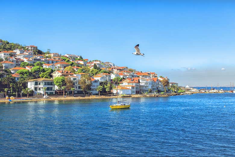 Barco navegando junto às Ilhas Príncipe