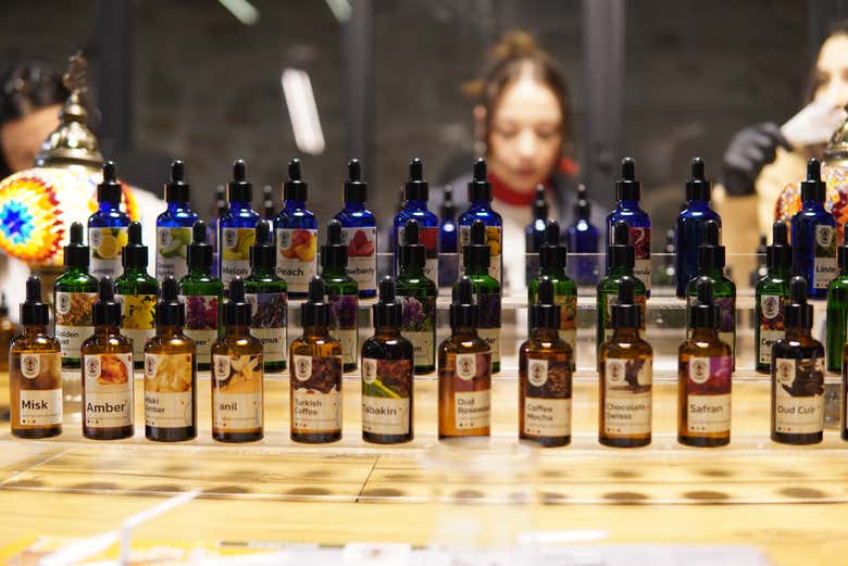 Diferentes ingredientes para criar o perfume perfeito